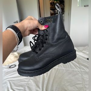 DOC MARTENS PASCAL MONO HIGH ANKLE BOOT. Virginia Leather. US 7